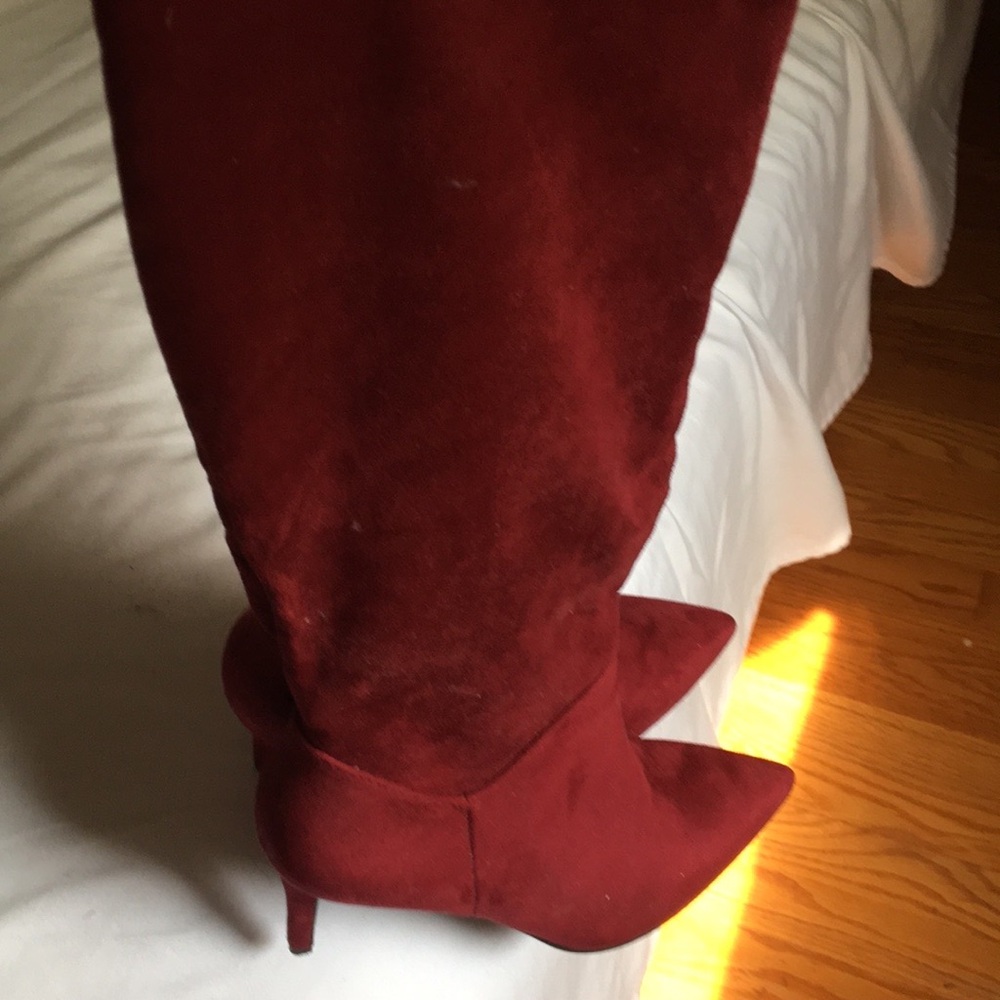 Knee boots red, very pretty and stylish.